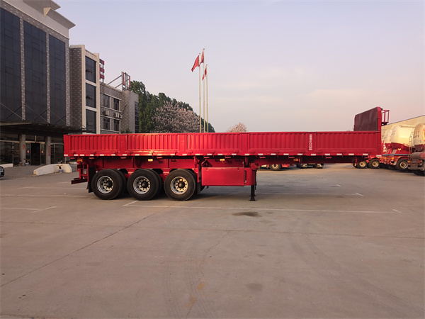 側(cè)翻自卸式半掛車(chē)