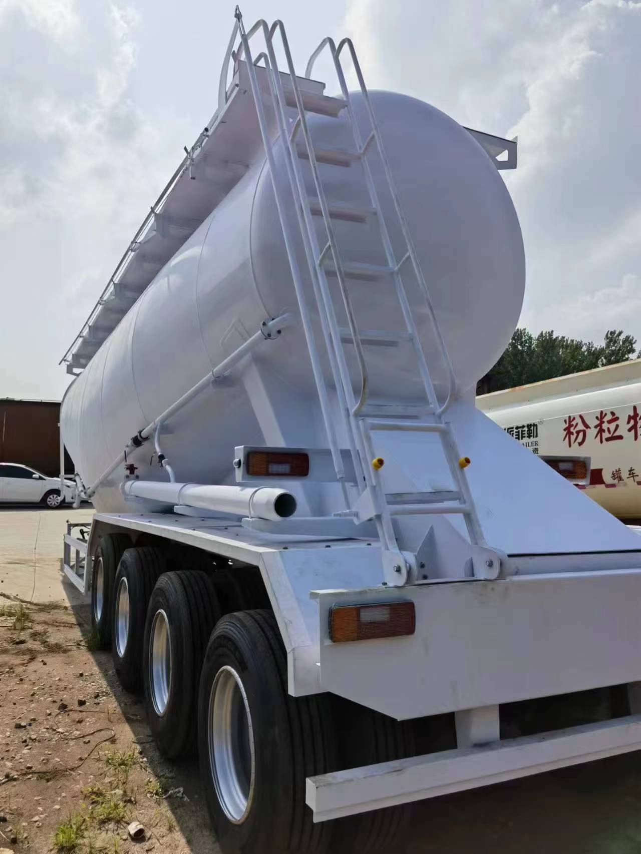 粉粒物料運(yùn)輸半掛車供銷
